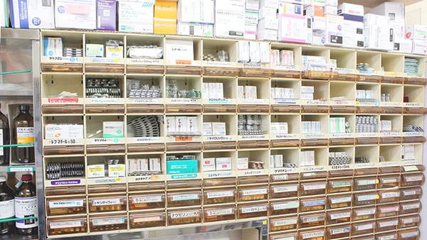 おゆみ野みどりヶ丘薬局の薬棚
