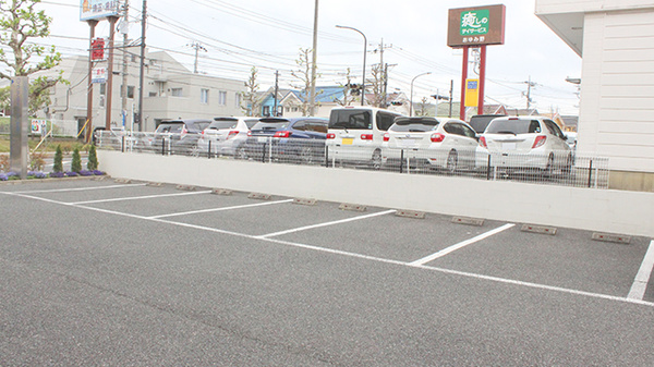 おゆみ野みどりヶ丘薬局の駐車場