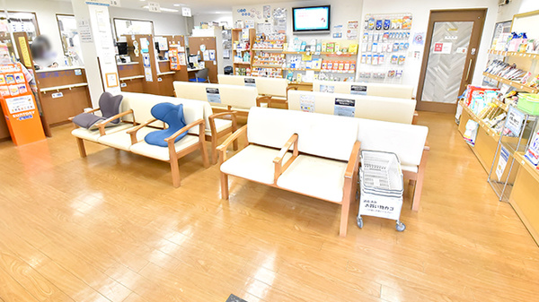 クオール薬局八街店の待合スペース