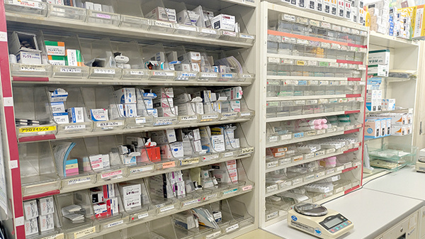 マリオン薬局西千葉店の薬棚