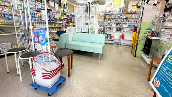 ライオン薬局はざま店の待合スペース