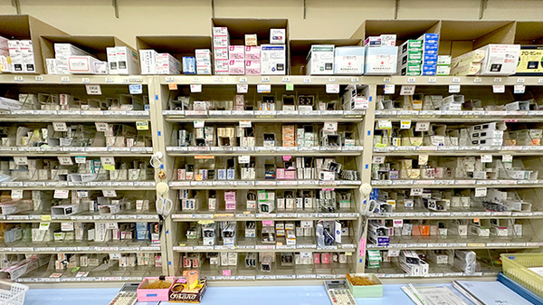 ライオン薬局はざま店の薬棚