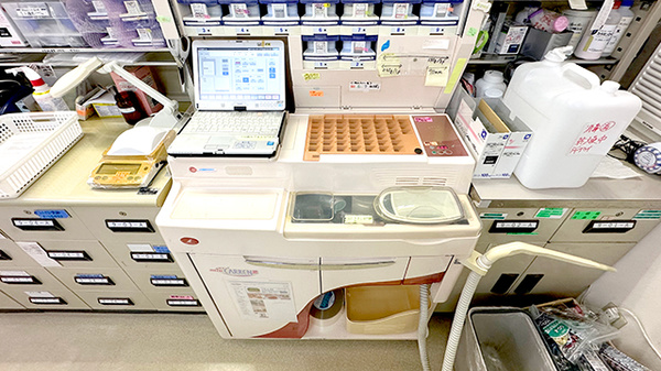 ライオン薬局はざま店の調剤器具