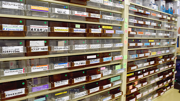 ライフ中央薬局の薬棚