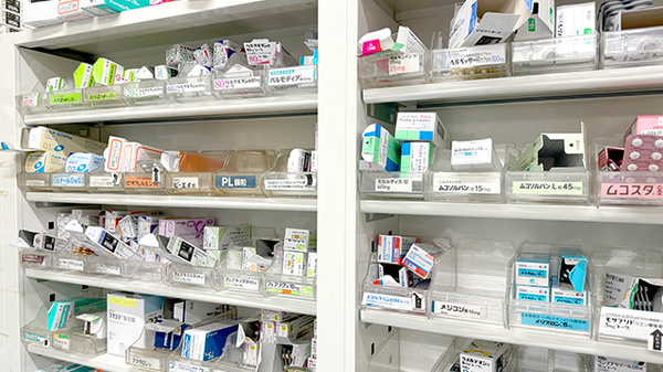 河野薬局の薬棚