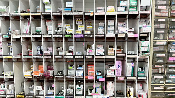 薫風薬局の薬棚
