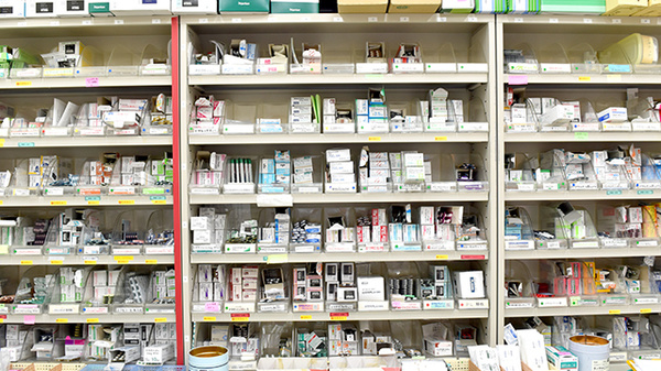 公津の杜第一薬局の薬棚