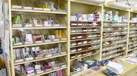 七里薬局の薬棚