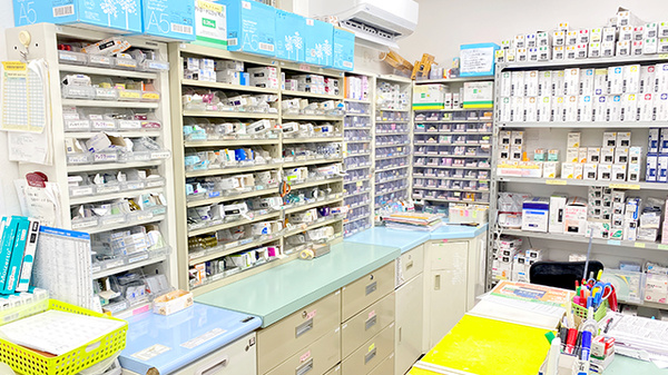 芝山グリーン薬局の薬棚