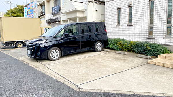 芝山グリーン薬局の駐車場