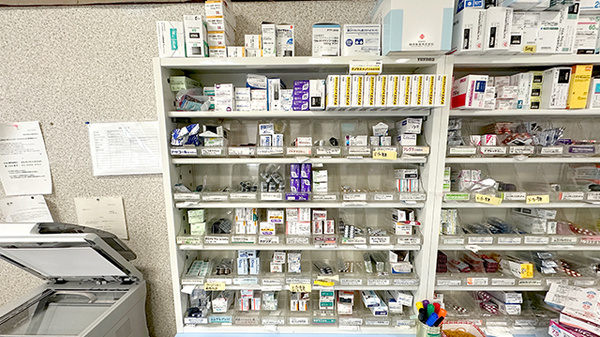 若潮薬局の薬棚