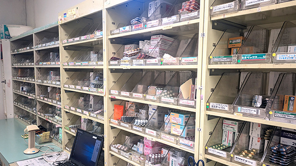 大洋薬局小仲台店の薬棚