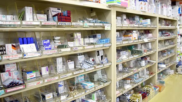 南山堂薬局　幕張西店の薬棚
