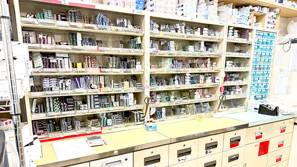 未来薬局の薬棚