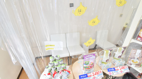 薬局漢方閣 千葉2号店の感染予防待合スペース