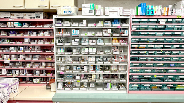 友愛薬局　勝田台店の薬棚