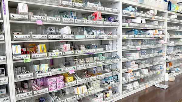 友愛薬局　松戸センター店の薬棚