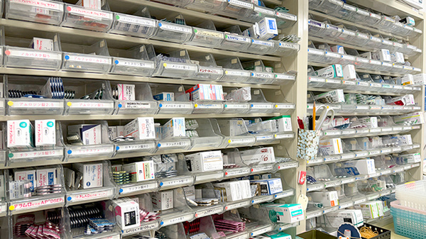 友愛薬局　みちのべ店の薬棚