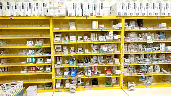 友愛薬局　千葉中央店の薬棚