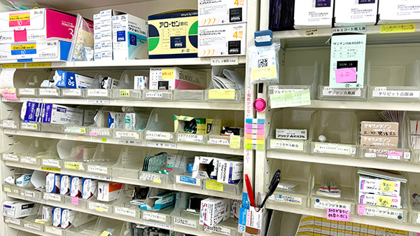 友愛薬局　六高台店の薬棚