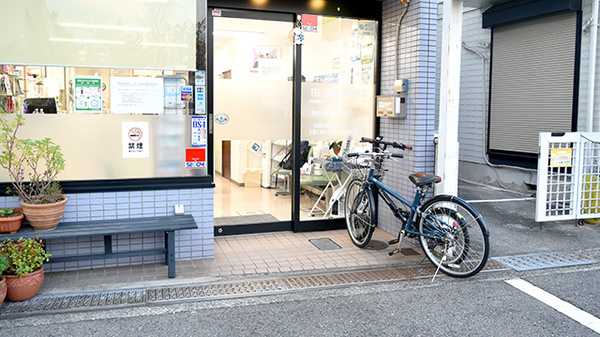 ぷれも薬局三国ヶ丘店の入口