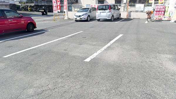 アカカベ薬局　茄子作店の駐車場