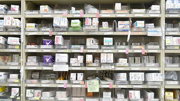 アカカベ薬局　禁野店の薬棚