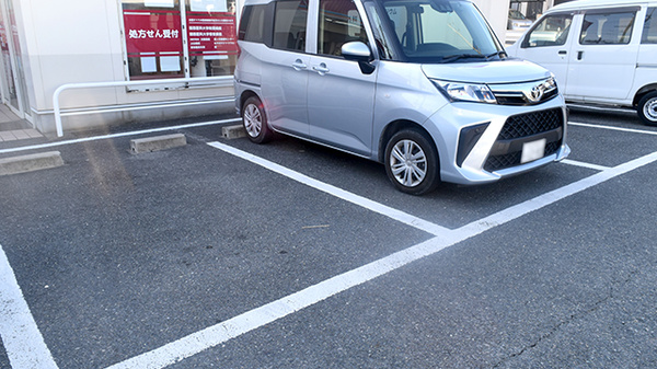 アカカベ薬局　香里店の駐車場