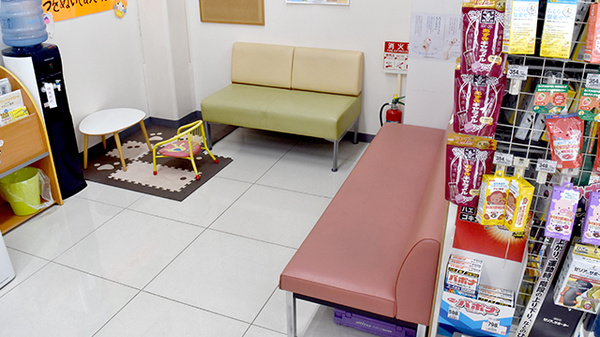 アカカベ薬局　門真団地店の待合スペース