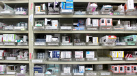 アカカベ薬局　岡山店の薬棚