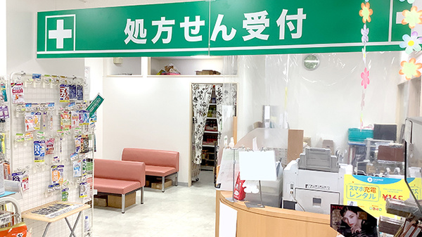 アカカベ薬局　淡路町店の入口
