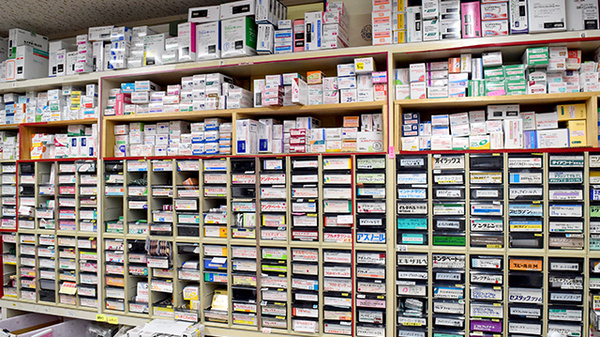 あけぼの薬局の薬棚