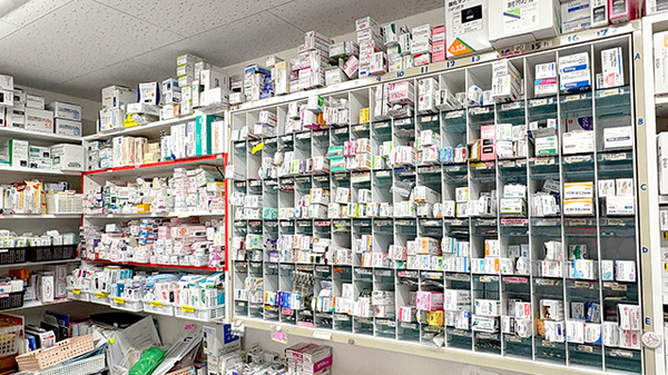 アルファー薬局の薬棚