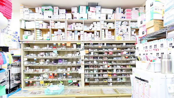 あんず薬局 豊中店の薬棚