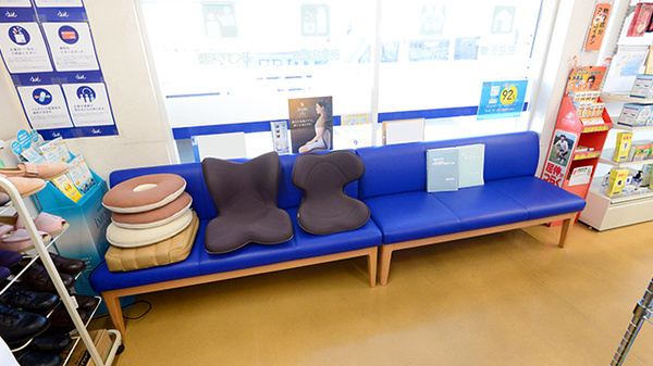 クオール薬局寺方本通店の待合スペース