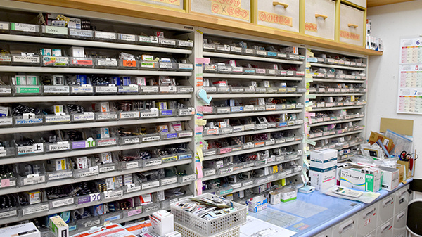 オレンジ薬局豊新店の薬棚