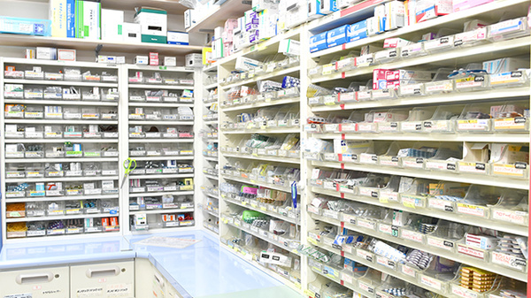 キタバ薬局　金剛西口店の薬棚
