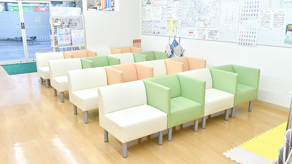 キタバ薬局　国分店の待合スペース