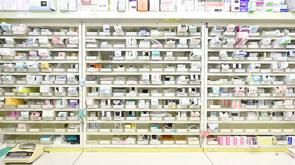 キタバ薬局　国分本町店の薬棚