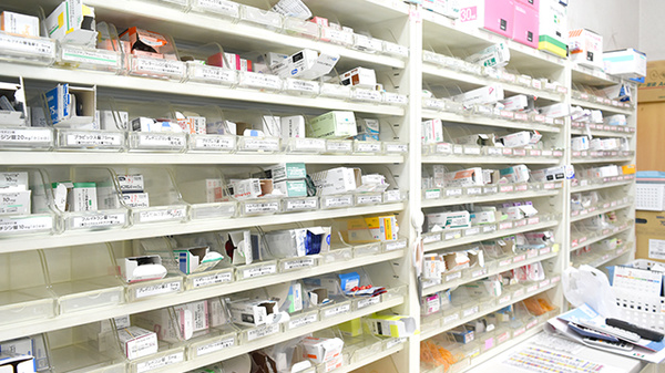 キタバ薬局　西山台店の薬棚