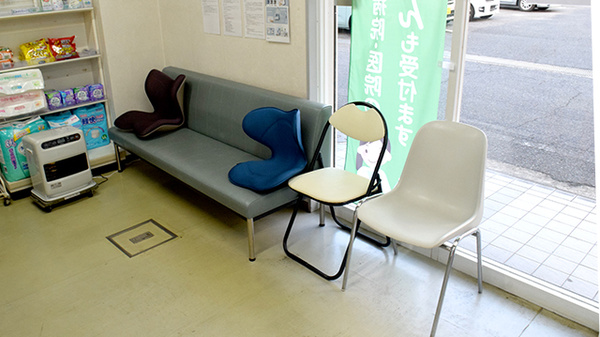 くすのき薬局の待合スペース
