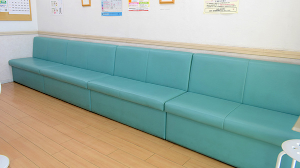 クローバー薬局の待合スペース