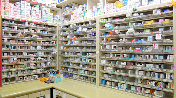 クローバー薬局の薬棚