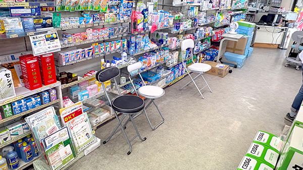 タキヤ十三薬局の待合スペース