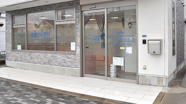 つばさ薬局鮎川店の入口
