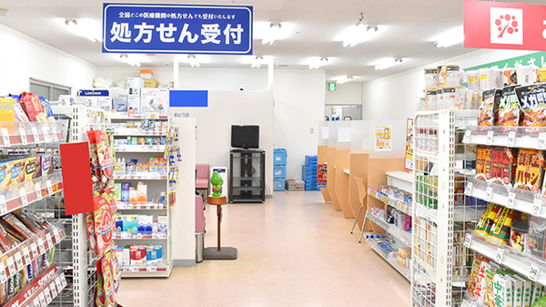 アカカベ薬局　船場店の入口