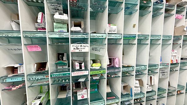 ピース薬局の薬棚