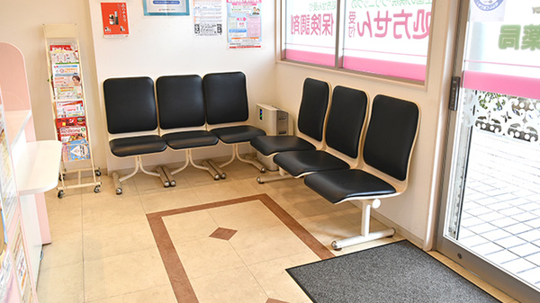しろくま調剤薬局八尾店の待合スペース