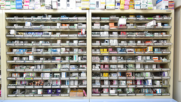 しろくま調剤薬局八尾店の薬棚