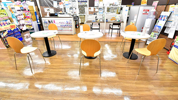 薬のヒグチ薬局 岩田駅前店の待合スペース